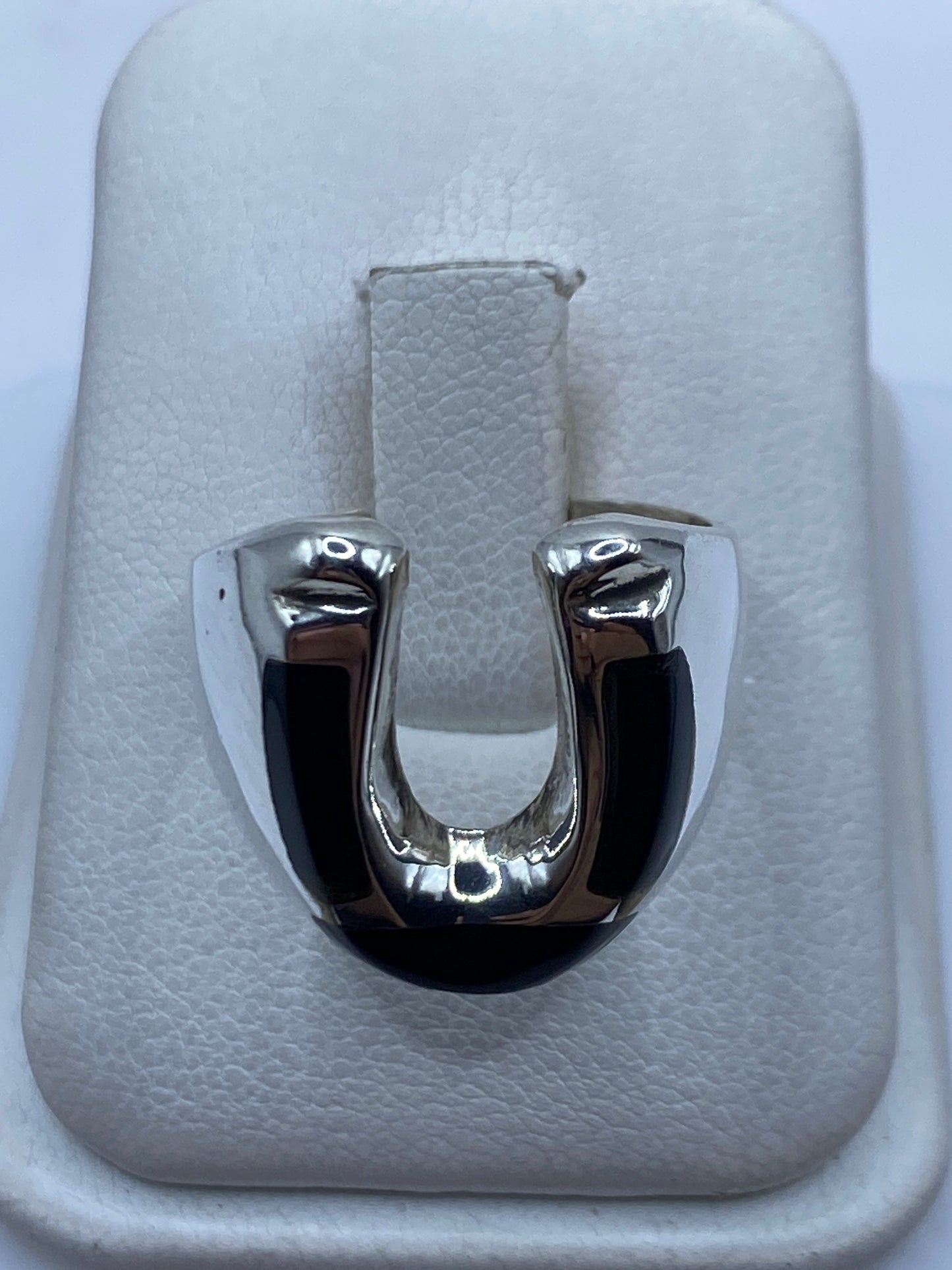 Anillo de plata .925 con ónix negro engastado en talla 9, vista frontal