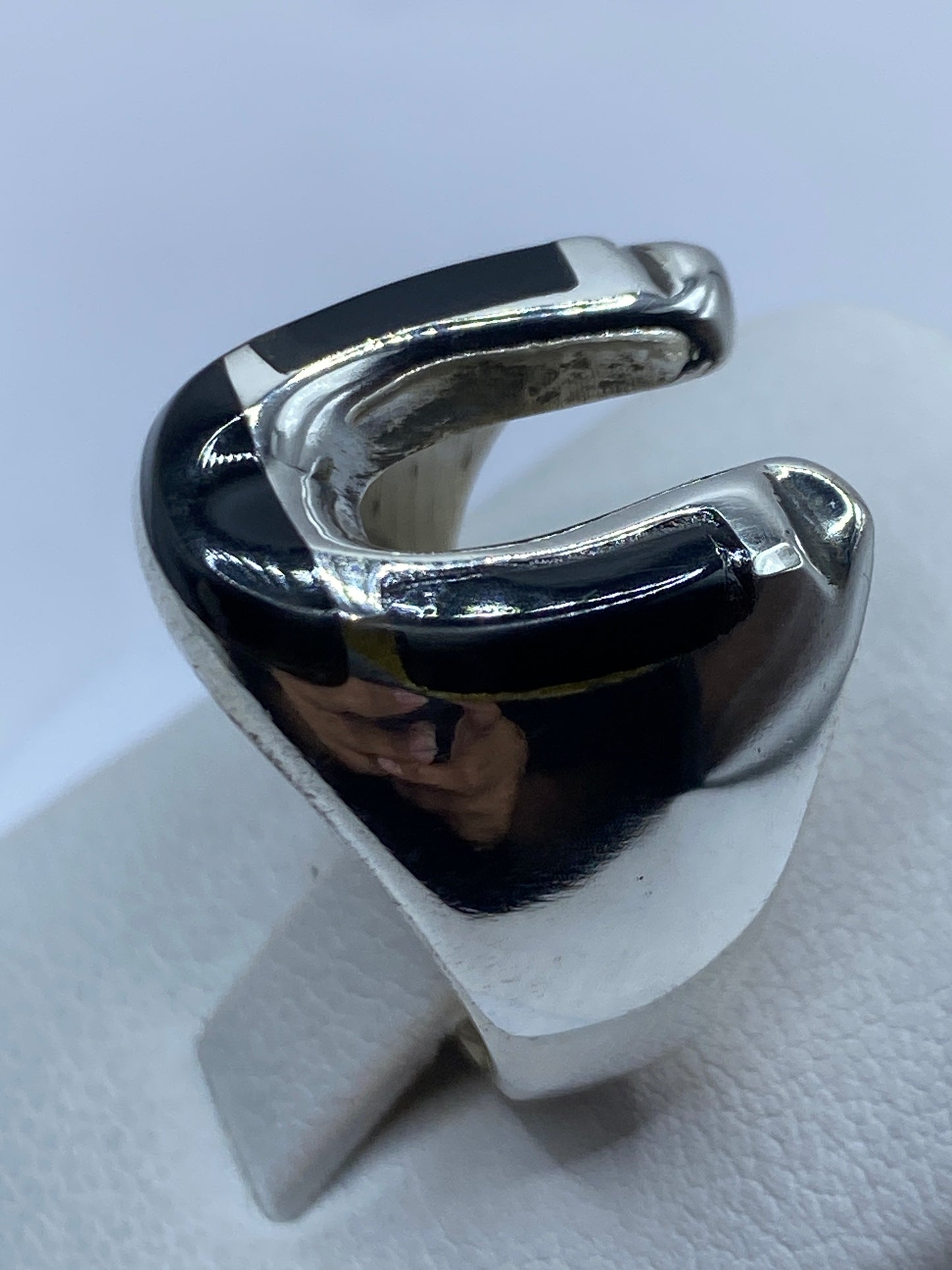 Anillo de ónix en la mano de un hombre, mostrando el contraste negro-plata