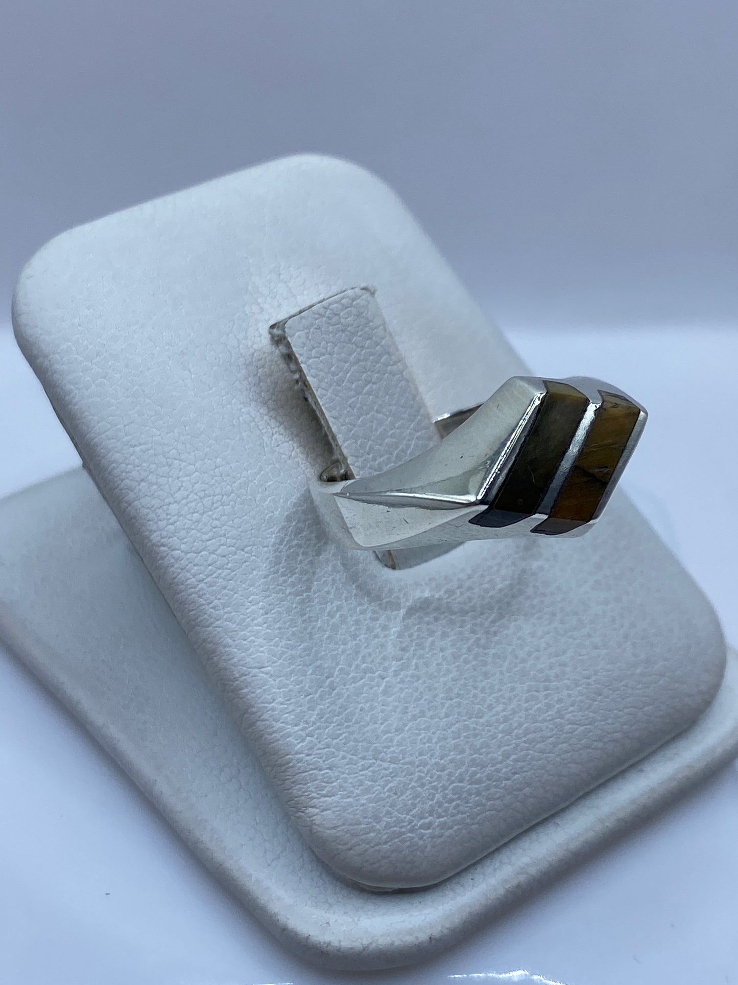 Anillo de plata .925 con piedra café en talla 8, detalle lateral
