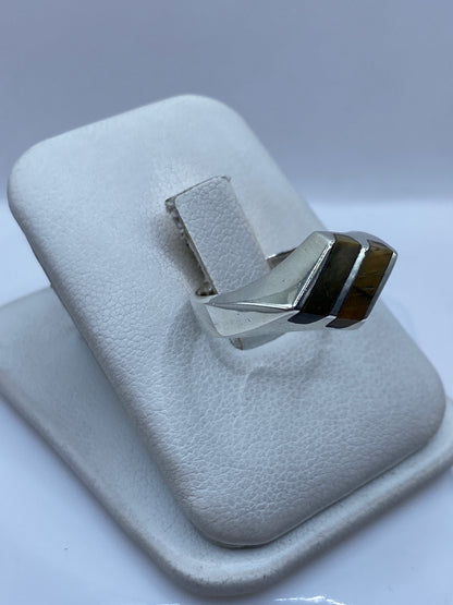 Anillo de plata .925 con piedra café en talla 8, detalle lateral