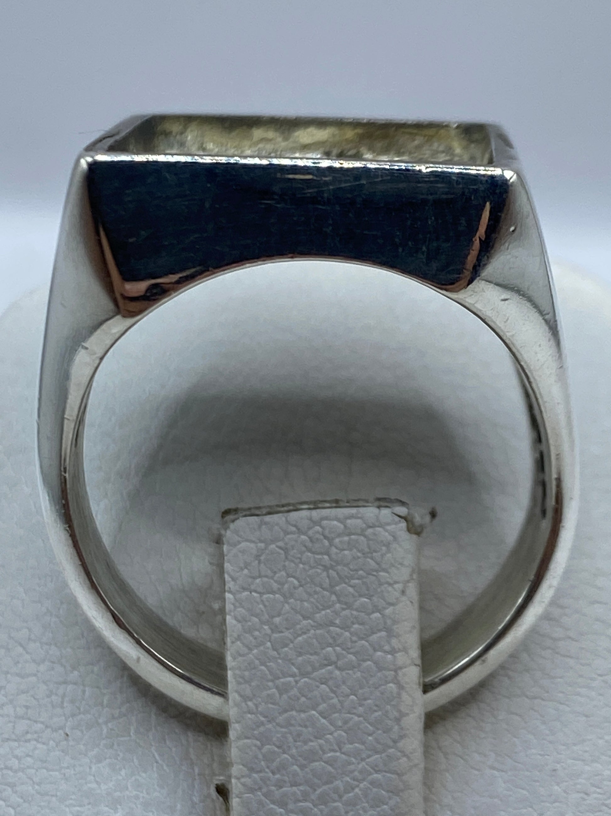 Anillo de plata sello sólido en talla 9, vista superior mostrando el incrustado
