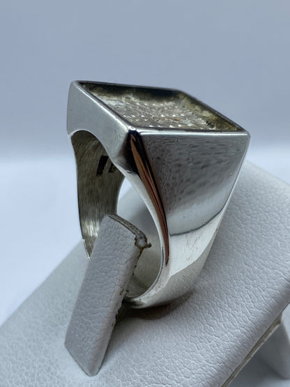 Anillo sello de plata .925 visto desde el lateral, peso de 18.5 gramos