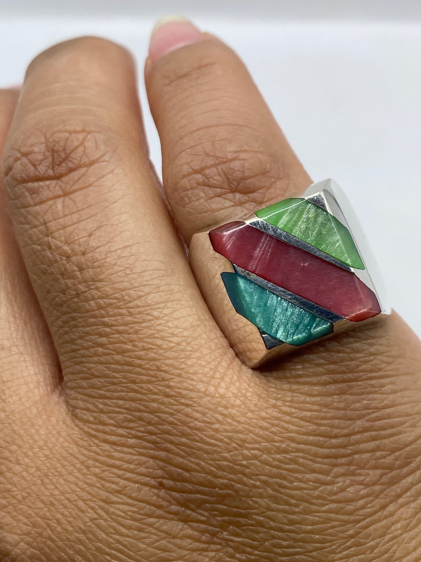 Anillo sobre escala de peso plateada mostrando 13.3 gramos y el Quinto .925