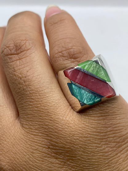 Anillo sobre escala de peso plateada mostrando 13.3 gramos y el Quinto .925