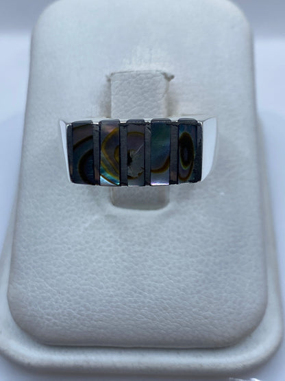 Anillo de plata .925 con piedras engastadas en diseño moderno sobre el dedo