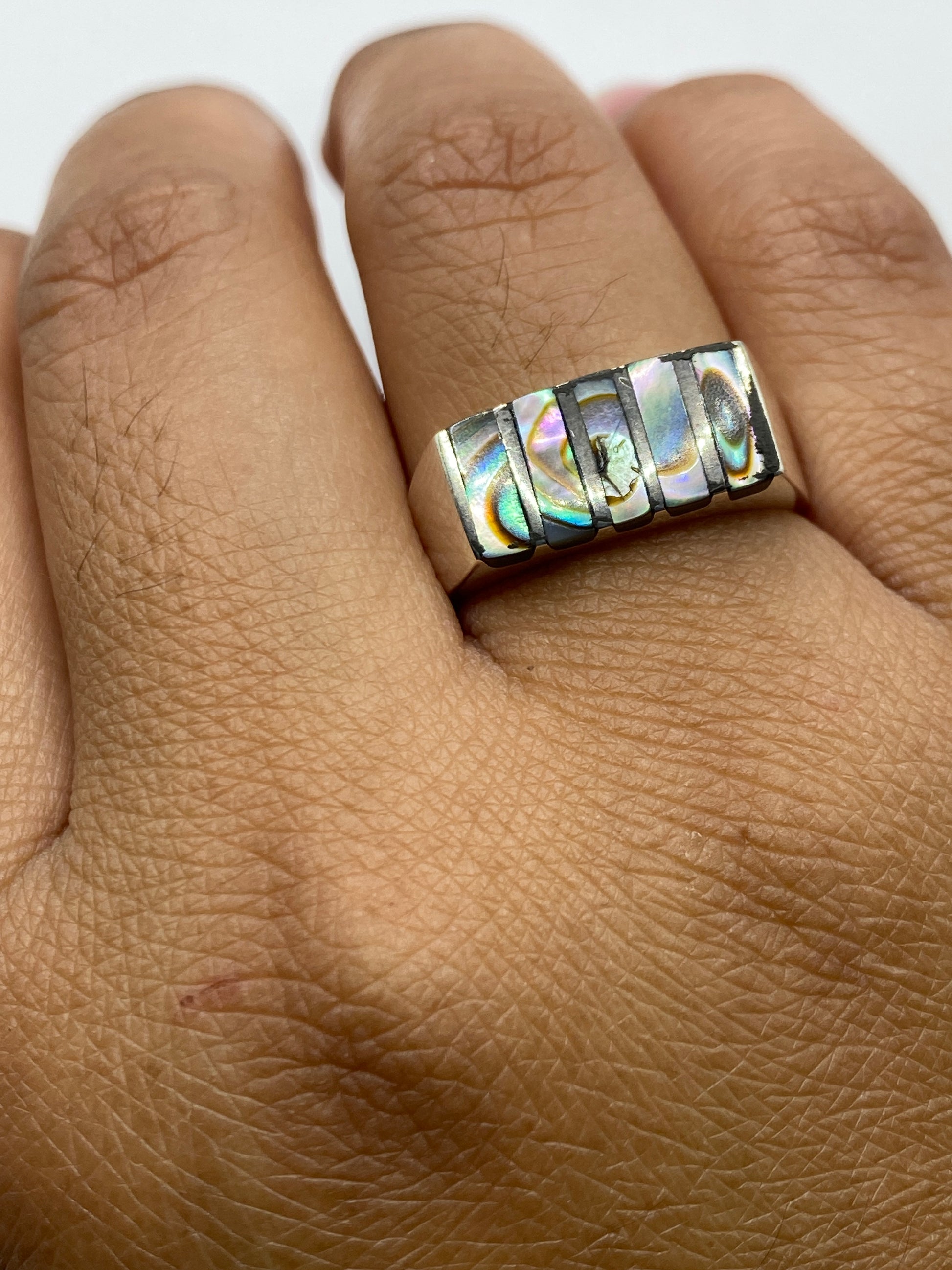 Anillo sobre fondo blanco mostrando el Quinto .925 grabado