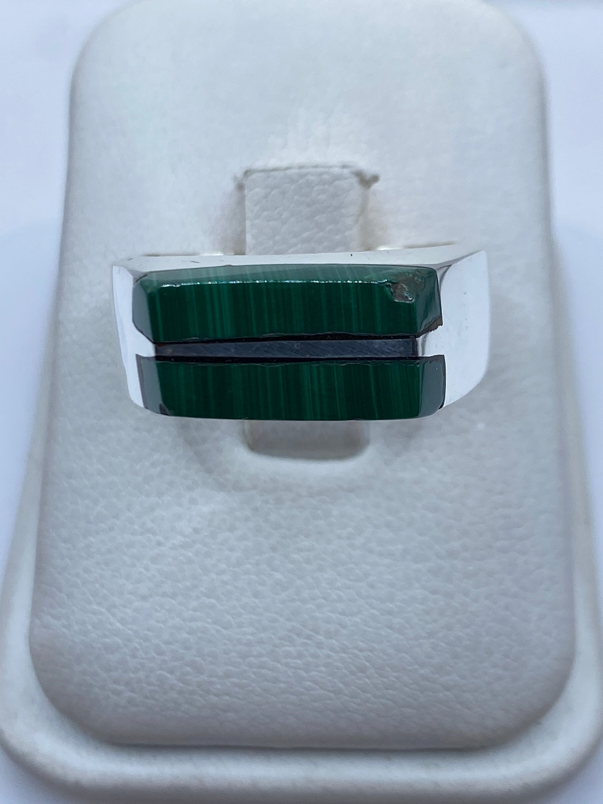 Anillo de plata con dos rectángulos de turquesa verde engastados, vista frontal en mano