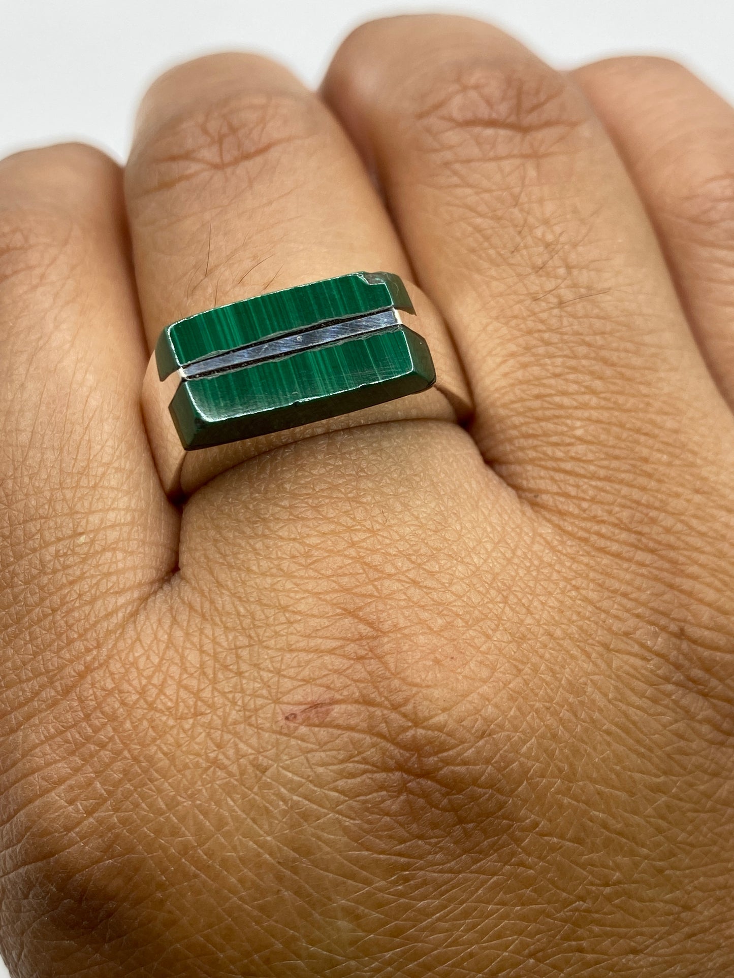 Anillo sobre fondo blanco mostrando el Quinto .925 en el interior