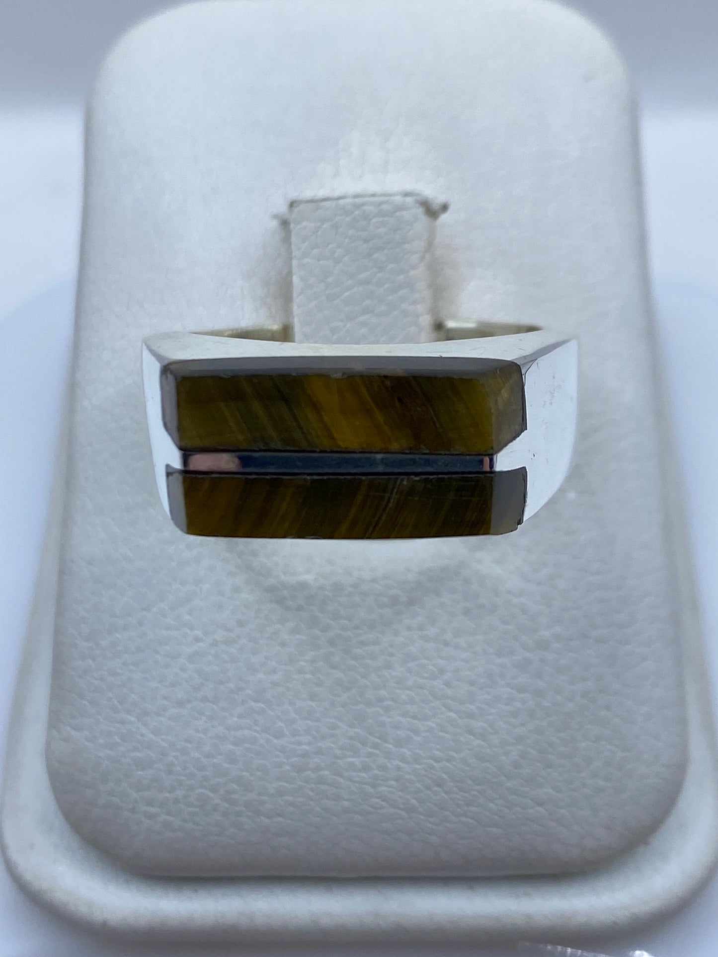 Anillo de plata .925 con piedra cafe engastada, vista frontal en la mano