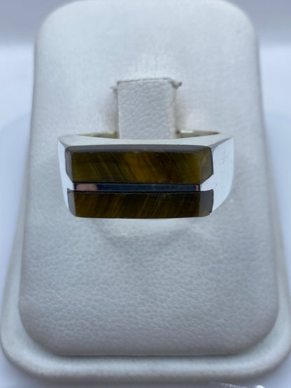 Anillo de plata .925 con piedra cafe engastada, vista frontal en la mano