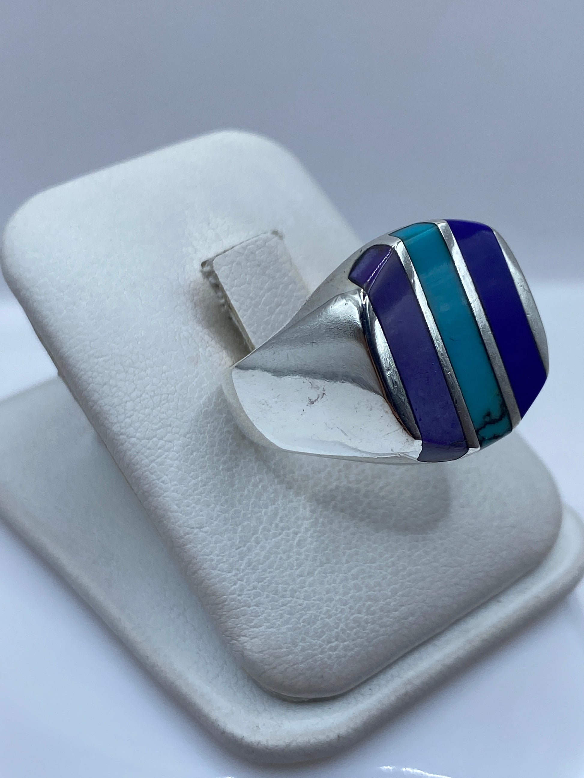 Detalle frontal del anillo mostrando la turquesa azul cielo y el engaste a mano en plata