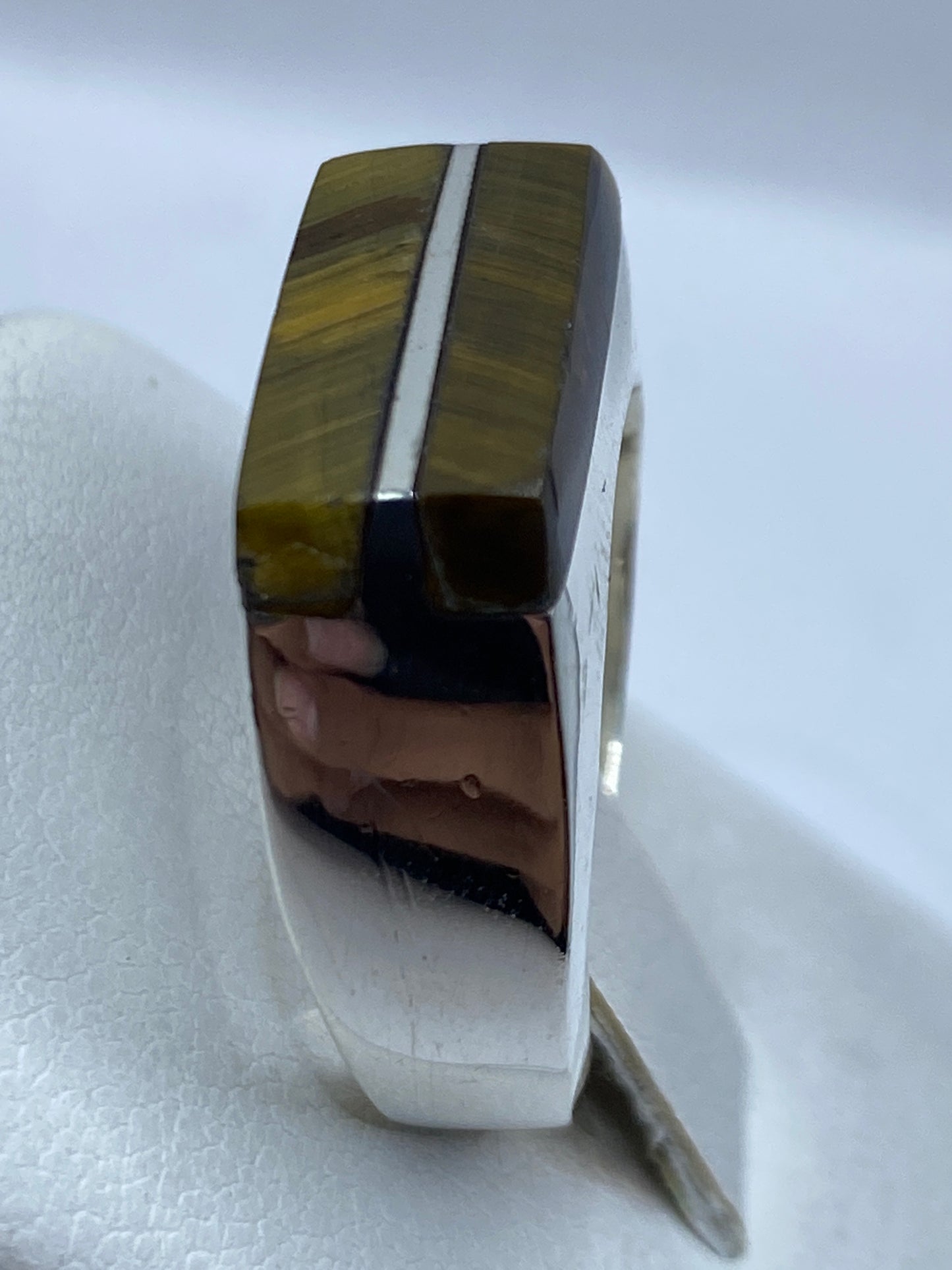 Anillo en la mano mostrando el peso y la solidez de la pieza