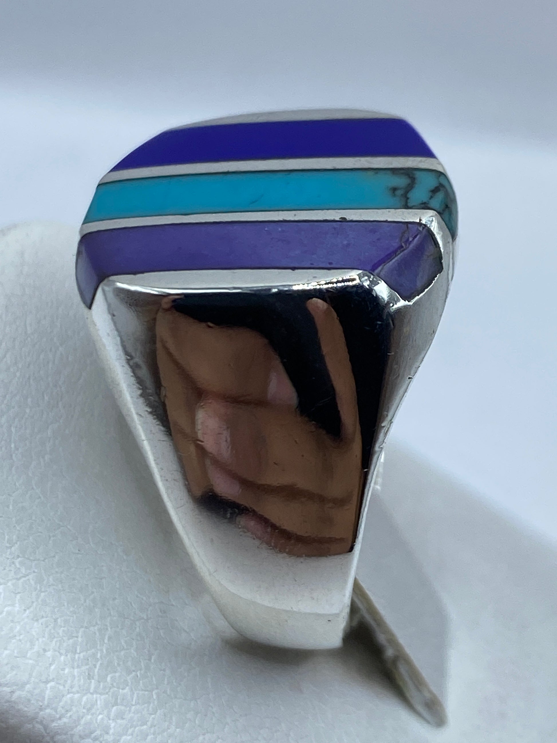 Vista lateral del anillo de plata con turquesa, mostrando su peso y solidez