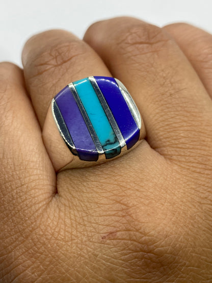 Anillo de plata en la mano de un hombre, turquesa azul cielo brillando en la luz natural