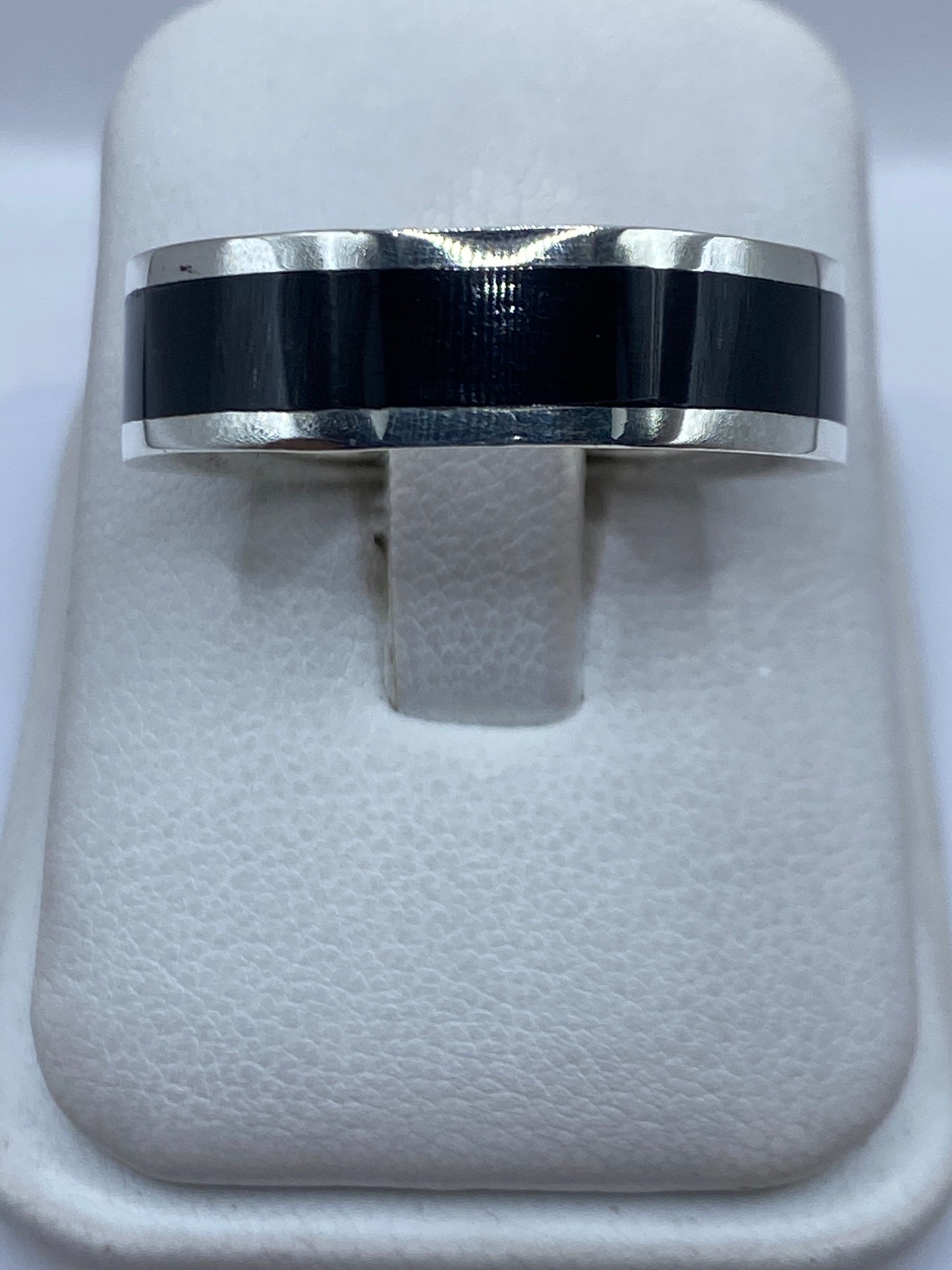 Anillo de plata .925 con banda de onix negro sobre estuche blanco