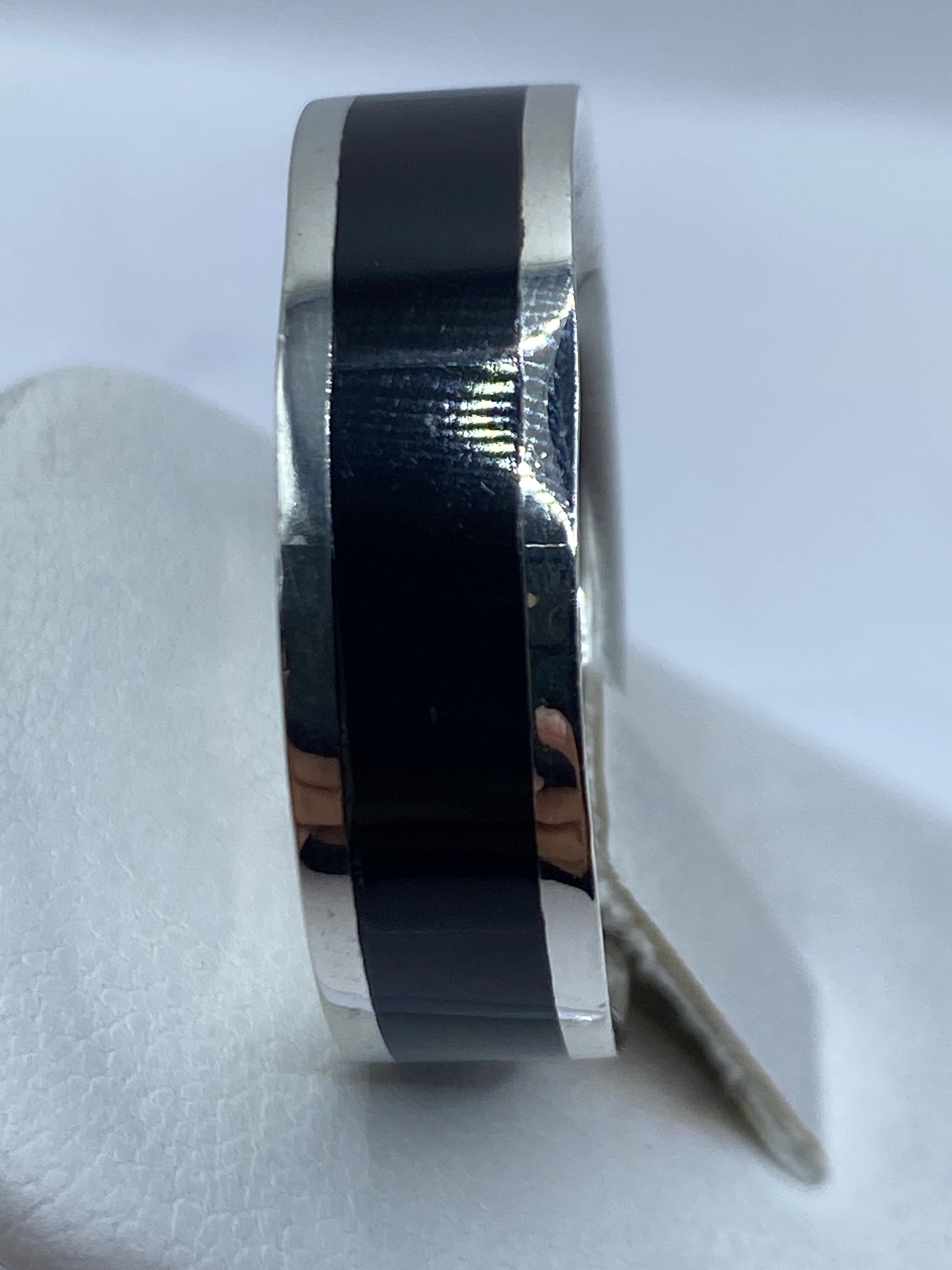 Anillo en dedo mostrando la profundidad del onix negro y el contraste con la plata