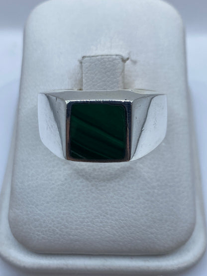Anillo de plata .925 con malaquita verde engastada, vista frontal sobre dedo