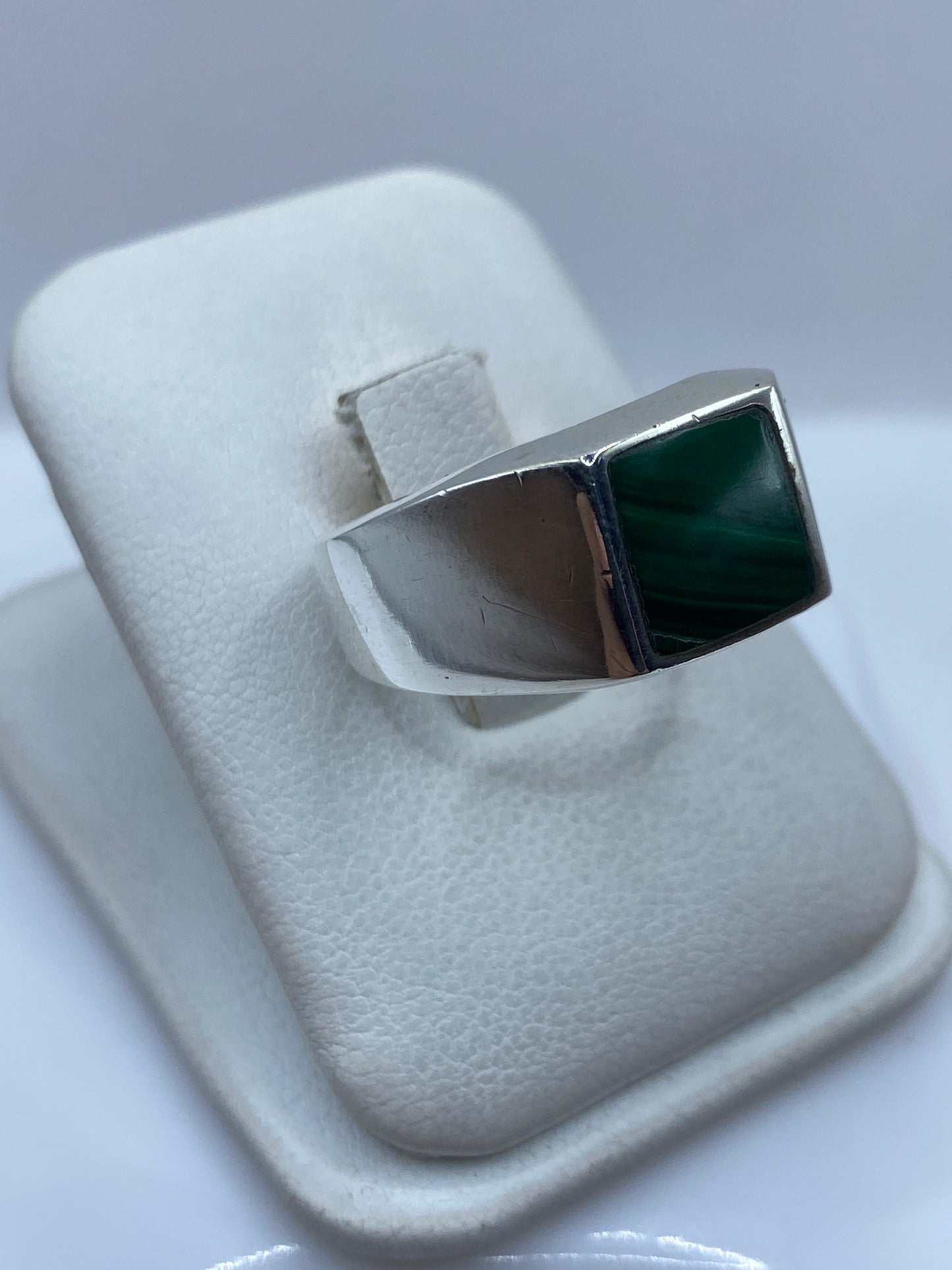 Detalle de la malaquita verde natural con sus rayas características