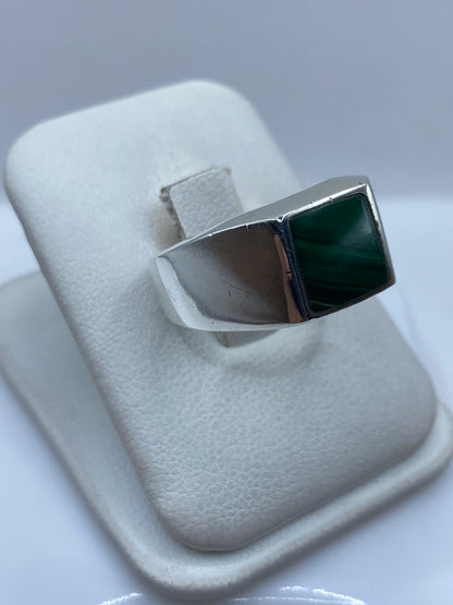 Detalle de la malaquita verde natural con sus rayas características