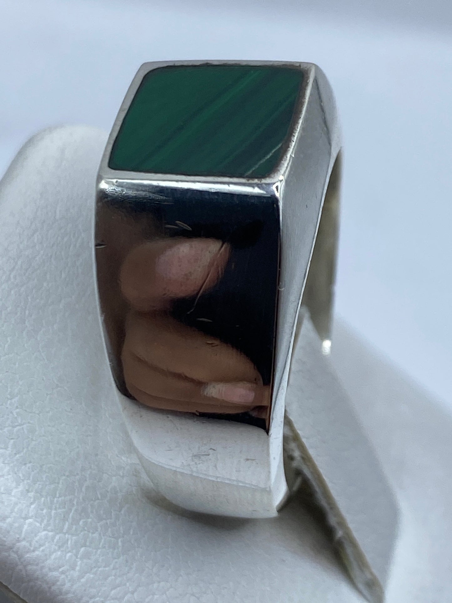 Anillo sobre blanco mostrando la proporción del engaste en plata