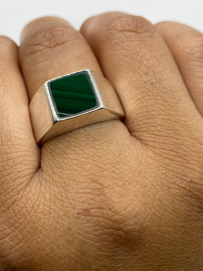 Perfil lateral del anillo geométrico de plata con malaquita