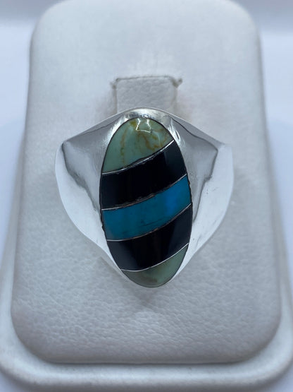 Anillo de plata con turquesa azul cielo en caja de presentación blanca, vista frontal