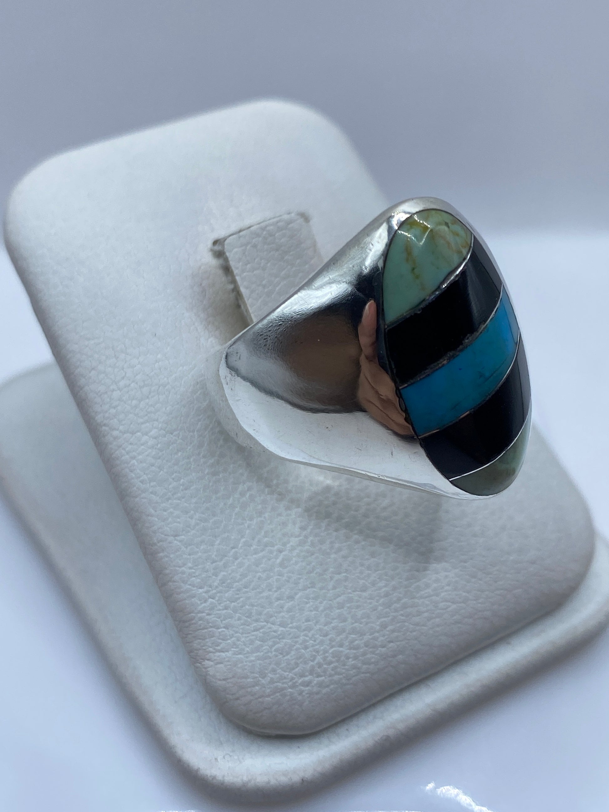 Anillo de plata .925 con incrustación de turquesa, detalle del engaste a mano