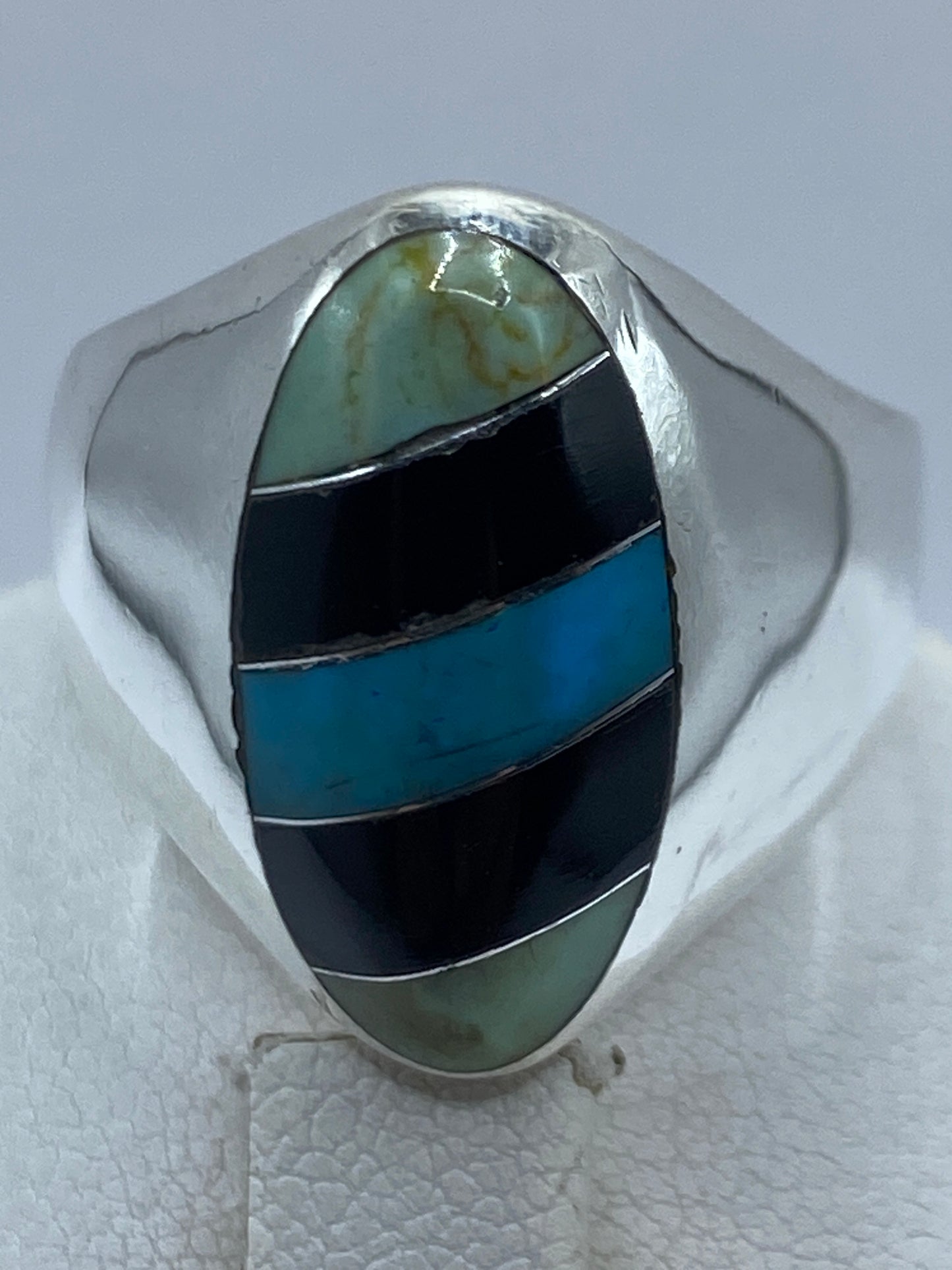 Anillo de turquesa en la mano, mostrando el tamaño y brillo de la piedra