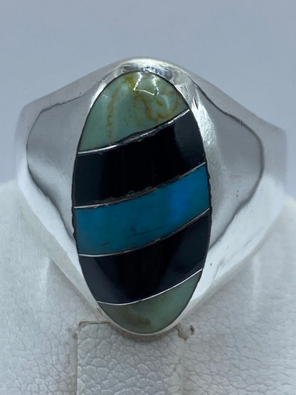 Anillo de turquesa en la mano, mostrando el tamaño y brillo de la piedra