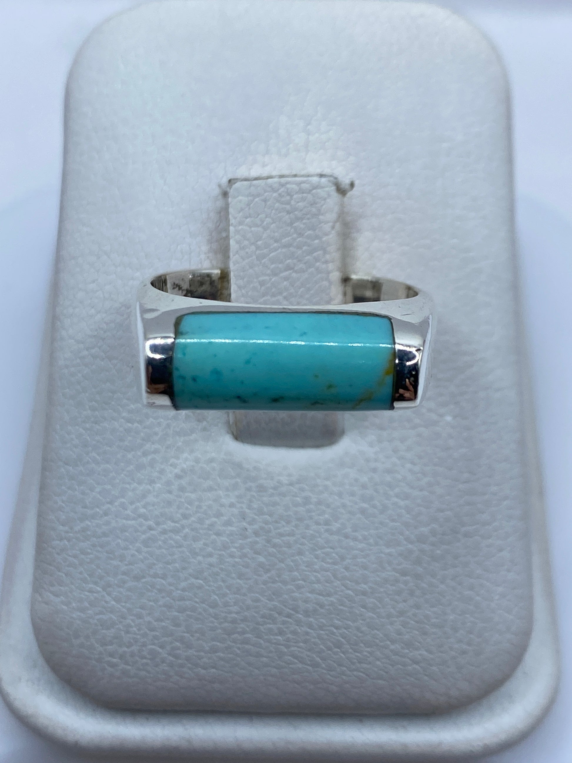 Anillo de plata .925 con turquesa azul cielo engastada a mano, vista frontal