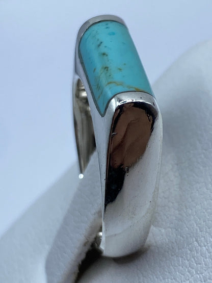 Lado del anillo mostrando el diseno limpio y el brillo de la plata