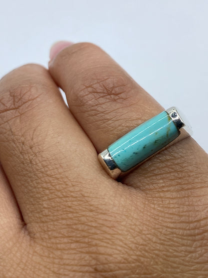 Anillo sobre fondo gris, con etiqueta de SKU 004525 y peso 7 gramos