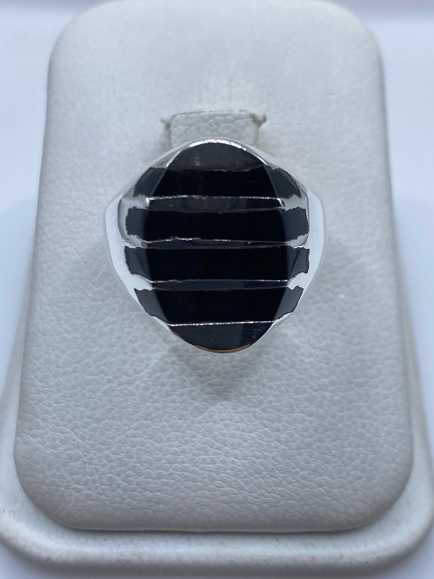 Anillo de plata .925 con ónix negro engastado en bandas geométricas, vista frontal