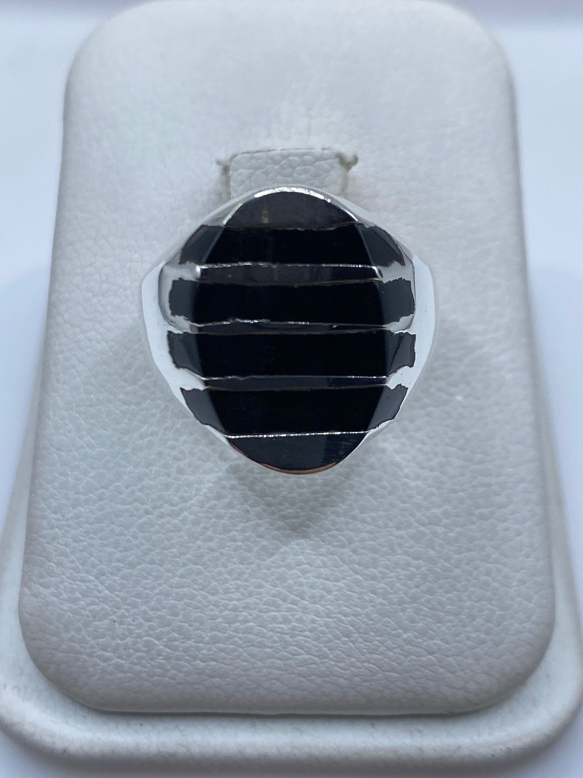 Anillo de plata .925 con ónix negro engastado en bandas geométricas, vista frontal