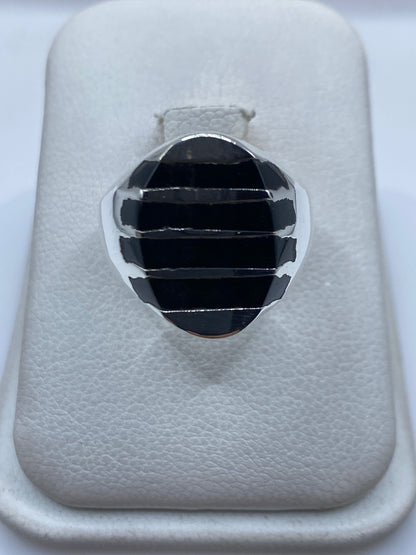 Anillo de plata .925 con ónix negro engastado en bandas geométricas, vista frontal