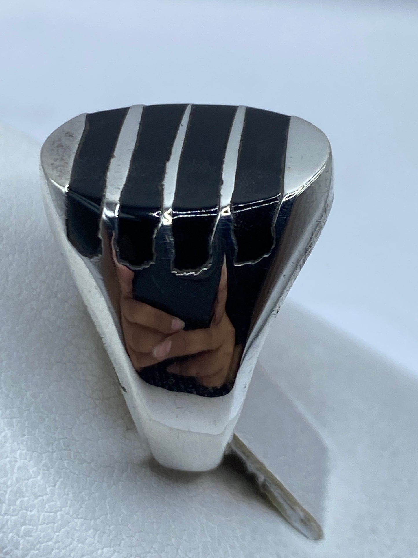 Detalle del engaste a mano de las piedras de ónix contra la plata pulida