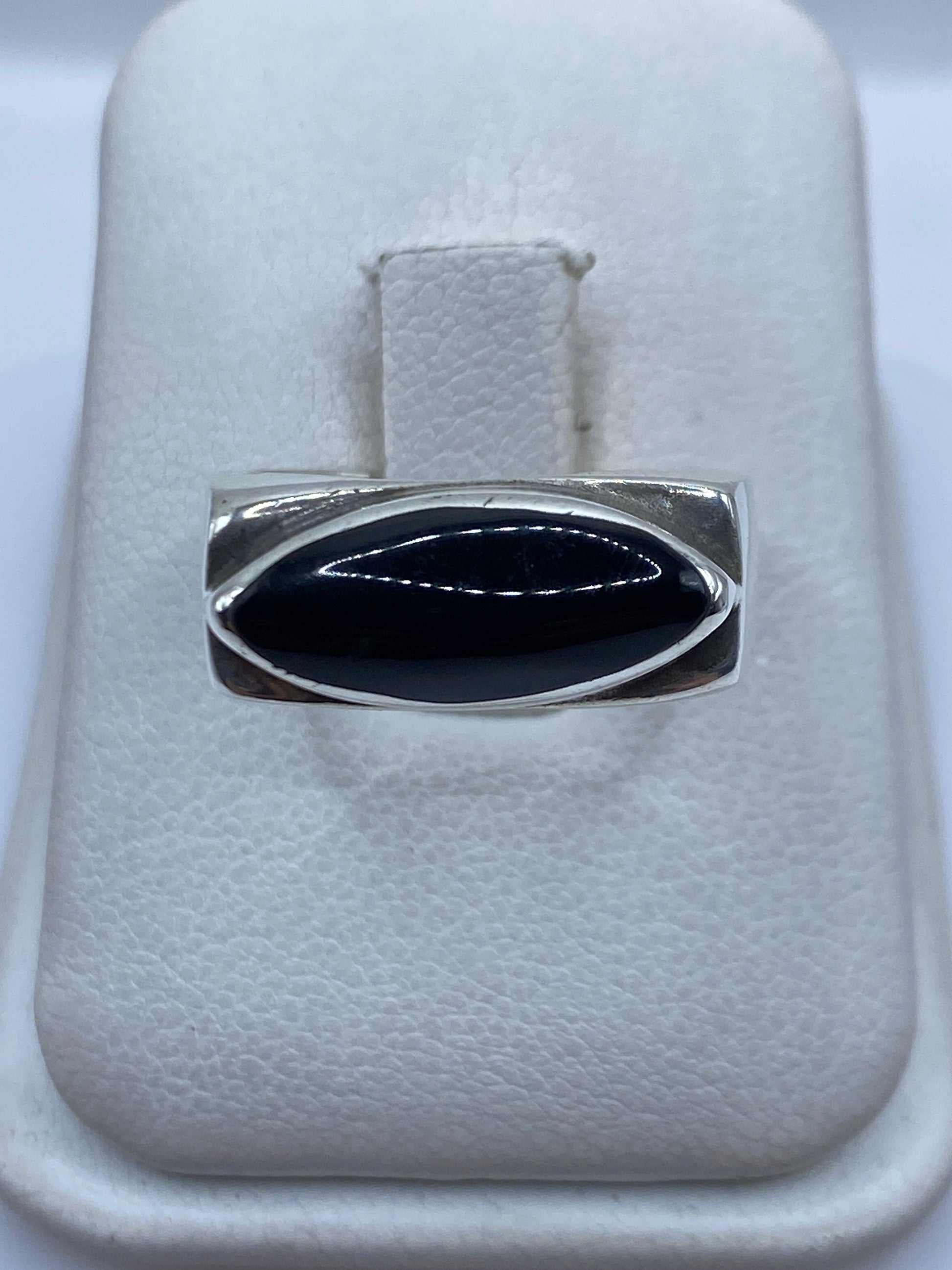 Anillo de plata .925 con ónix negro pulido, vista frontal en blanco