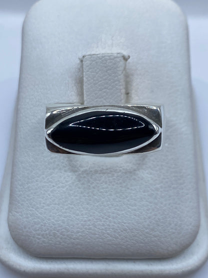 Anillo de plata .925 con ónix negro pulido, vista frontal en blanco