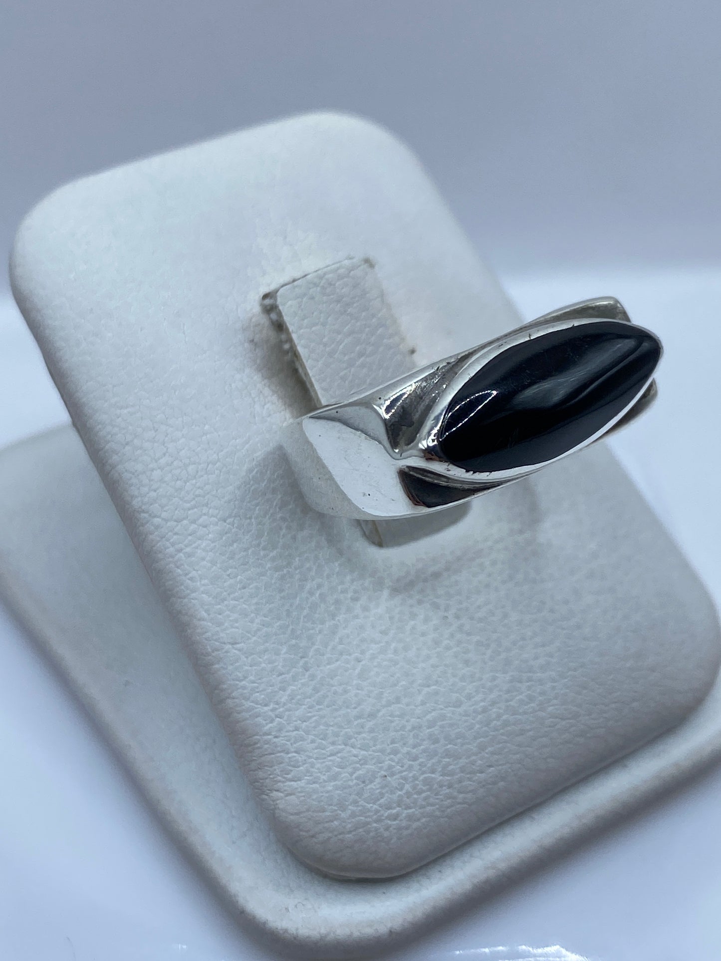 Detalle del engaste a mano del ónix en plata, perfil lateral