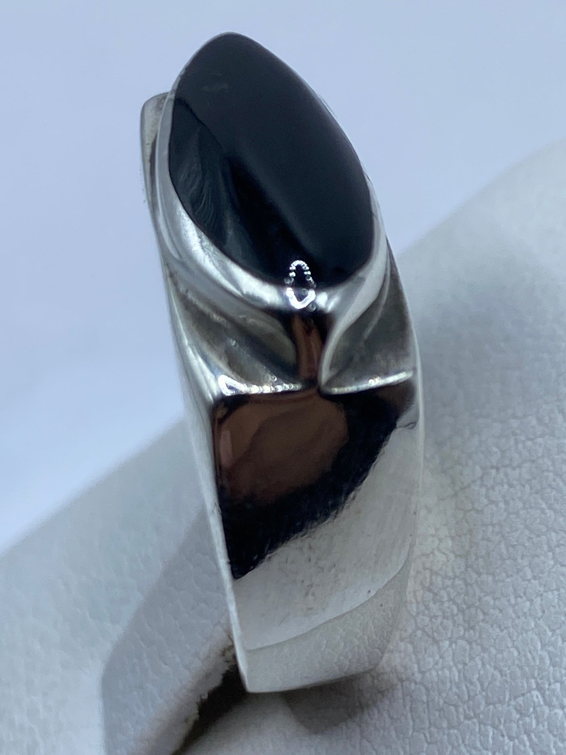 Anillo en el dedo mostrando el tamaño y brillo del ónix