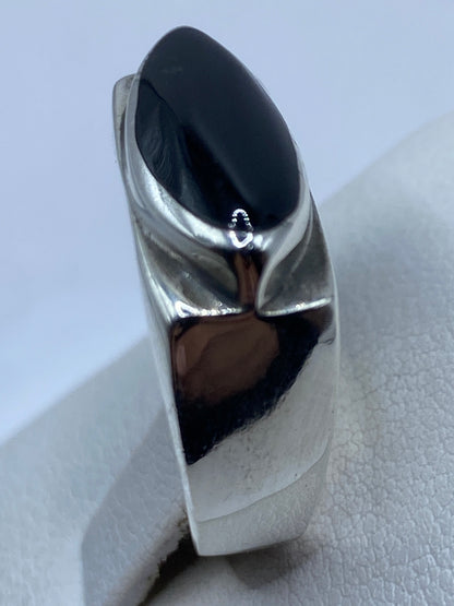 Anillo en el dedo mostrando el tamaño y brillo del ónix