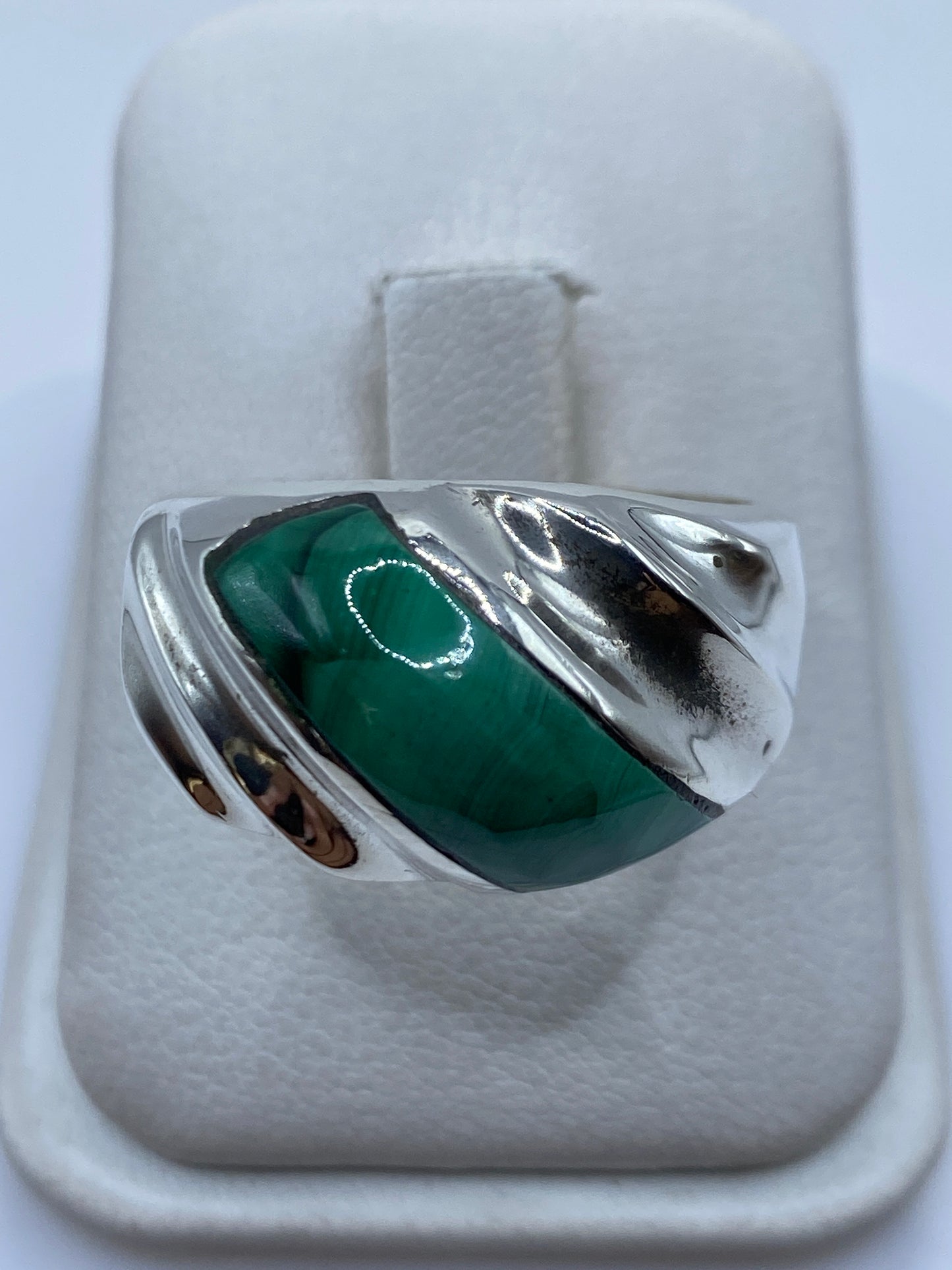 Anillo de plata .925 con malaquita verde engastada, en estuche blanco