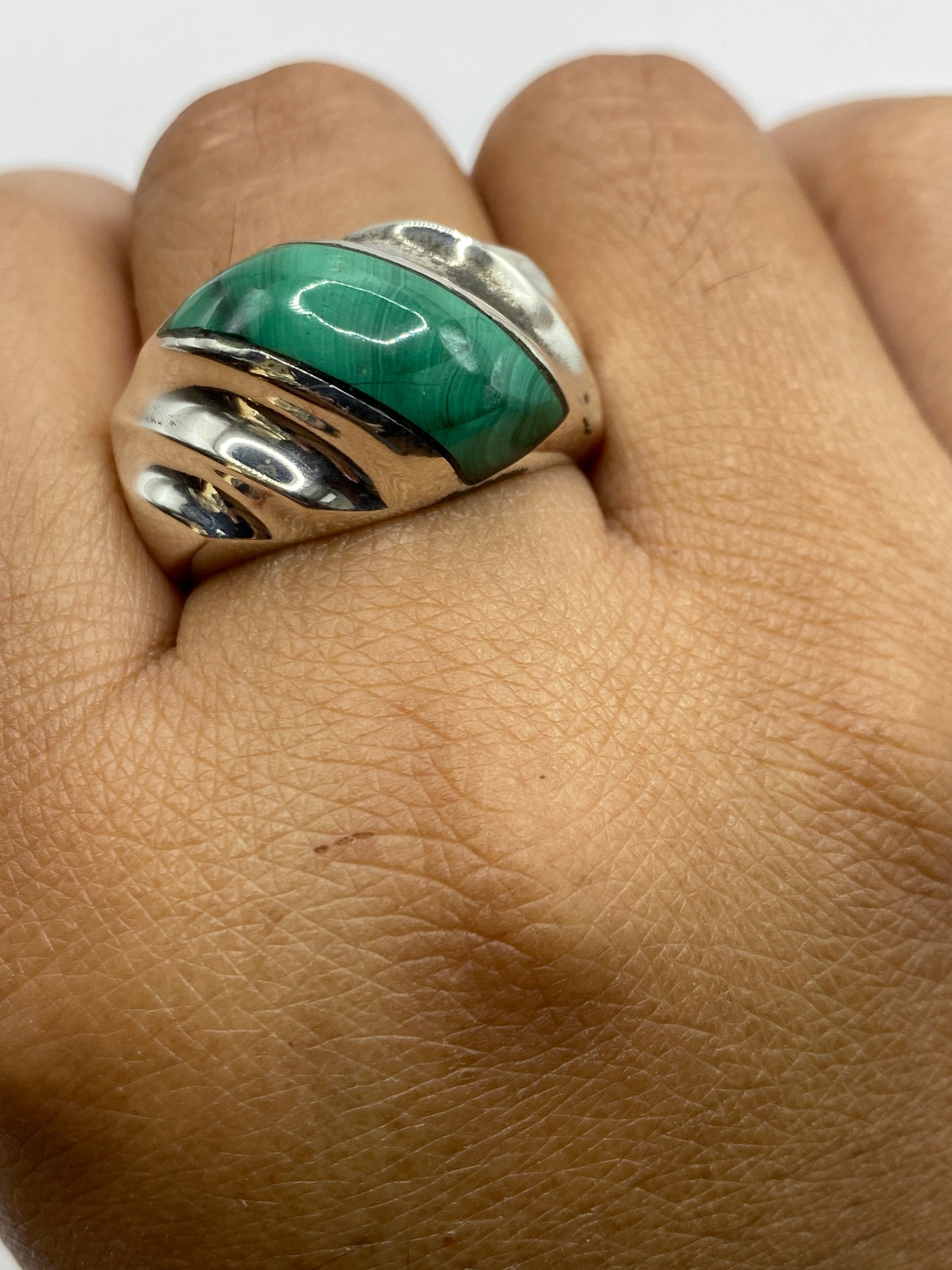 Anillo en la mano mostrando peso y presencia, diseño para hombre