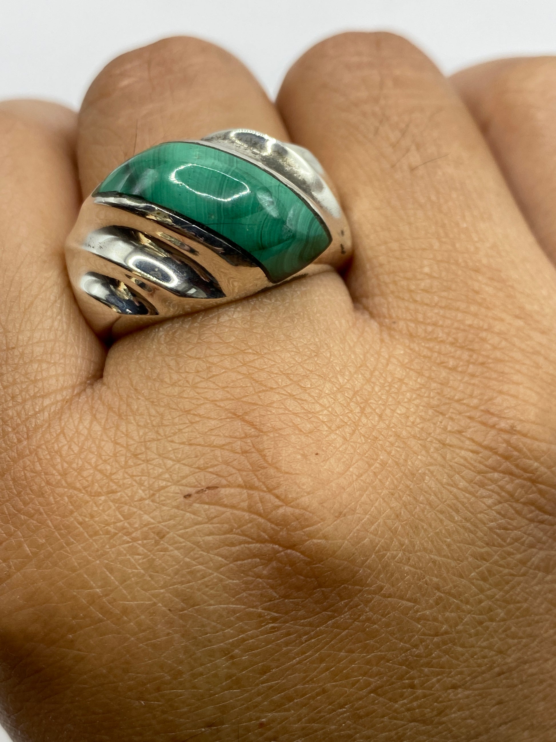 Anillo en la mano mostrando peso y presencia, diseño para hombre