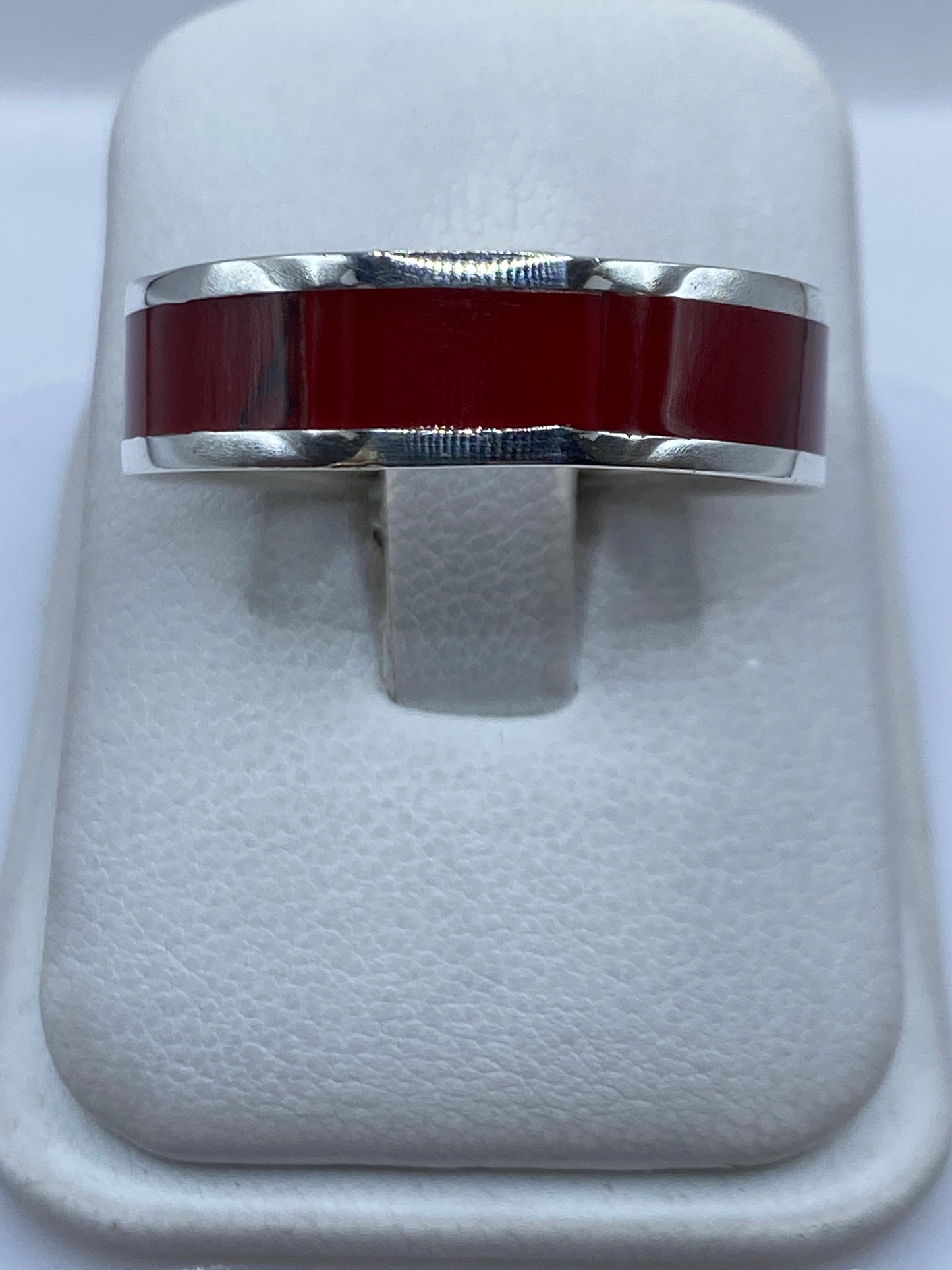 Anillo de plata .925 con coral rojo engastado a mano, vista frontal en estuche blanco