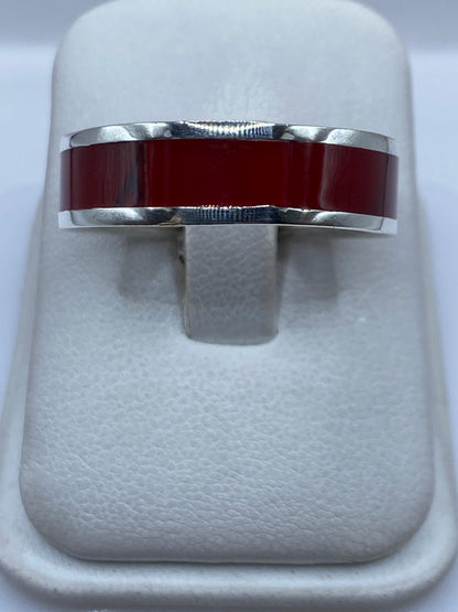 Anillo de plata .925 con coral rojo engastado a mano, vista frontal en estuche blanco