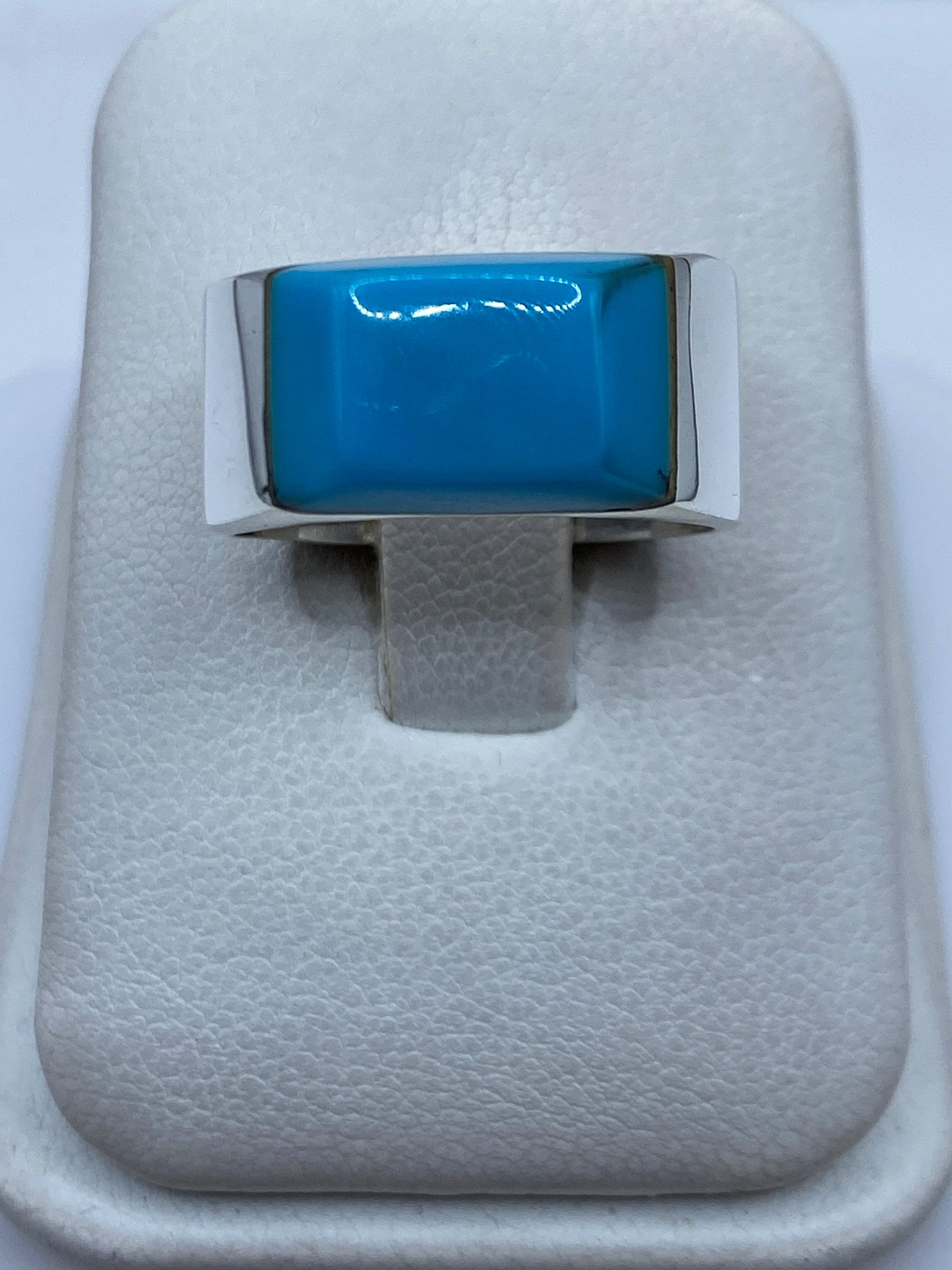 Anillo de plata .925 con turquesa azul cielo engastada, vista frontal sobre dedo