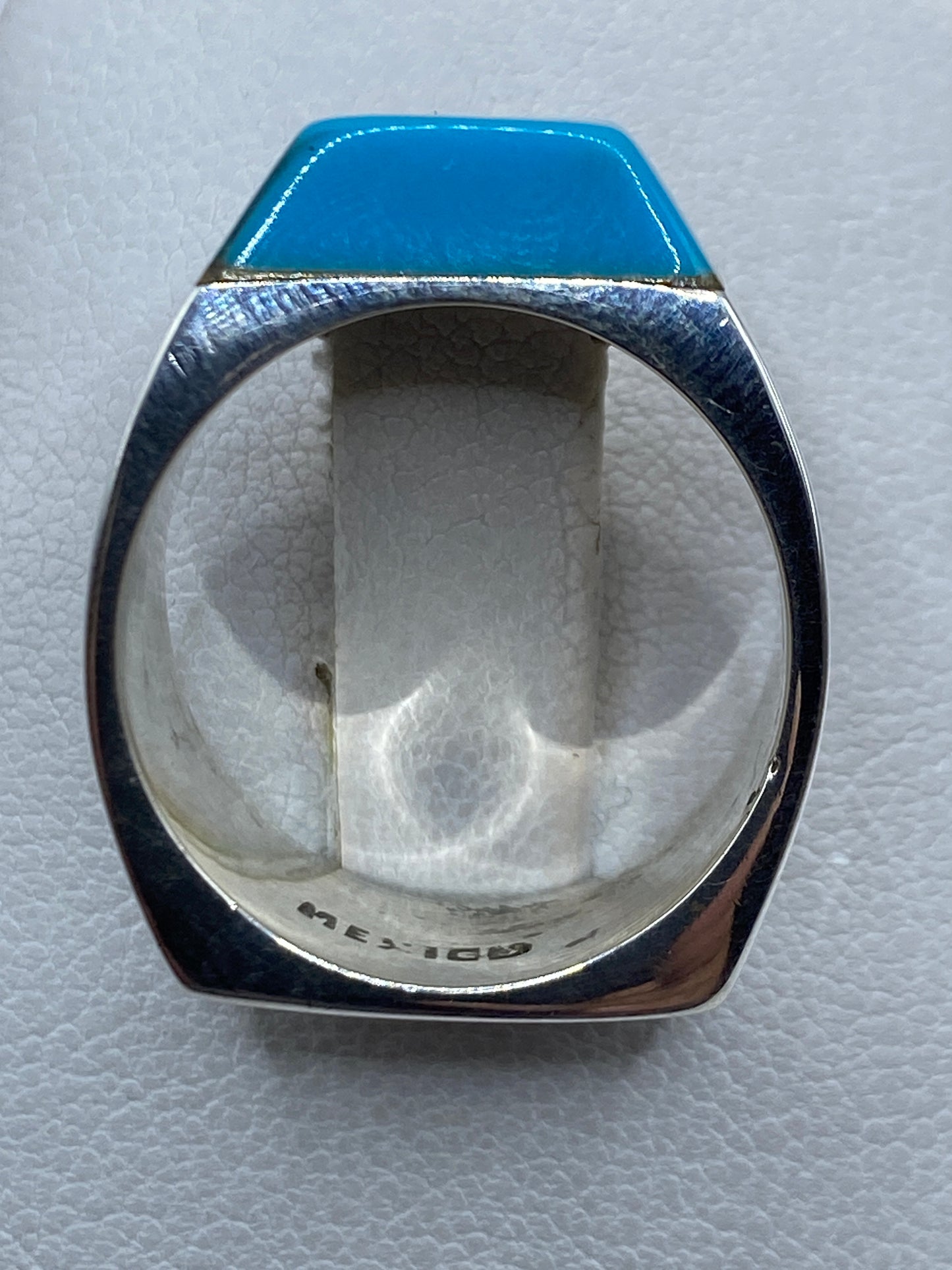 Interior del anillo revelando el sello .925 y el Quinto