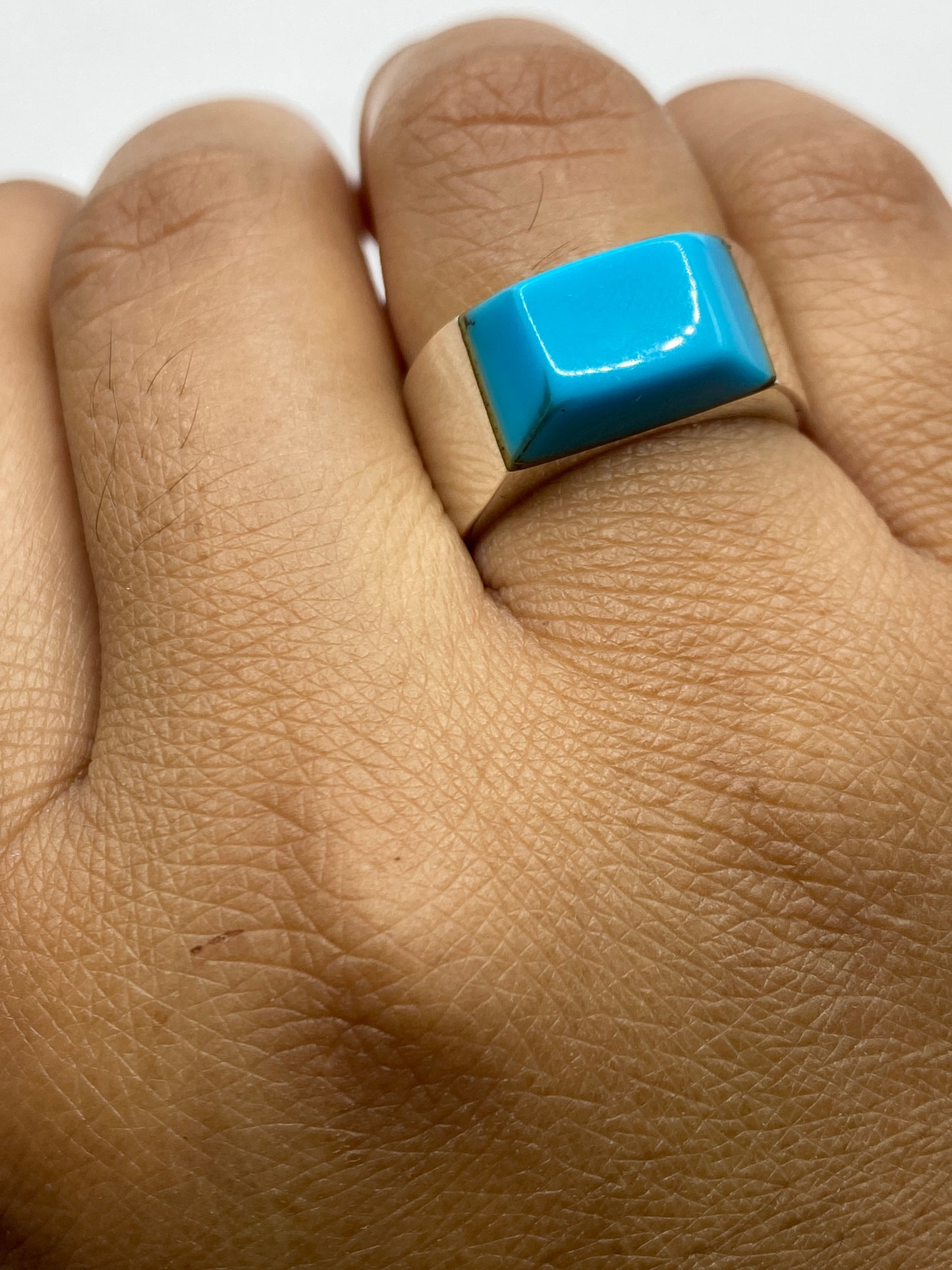 Anillo sobre fondo blanco mostrando el color azul cielo puro de la turquesa