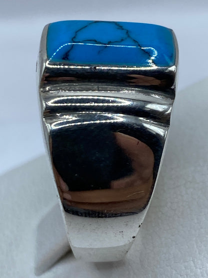 Detalle lateral del anillo: banda ancha de plata con la turquesa azul cielo engastada